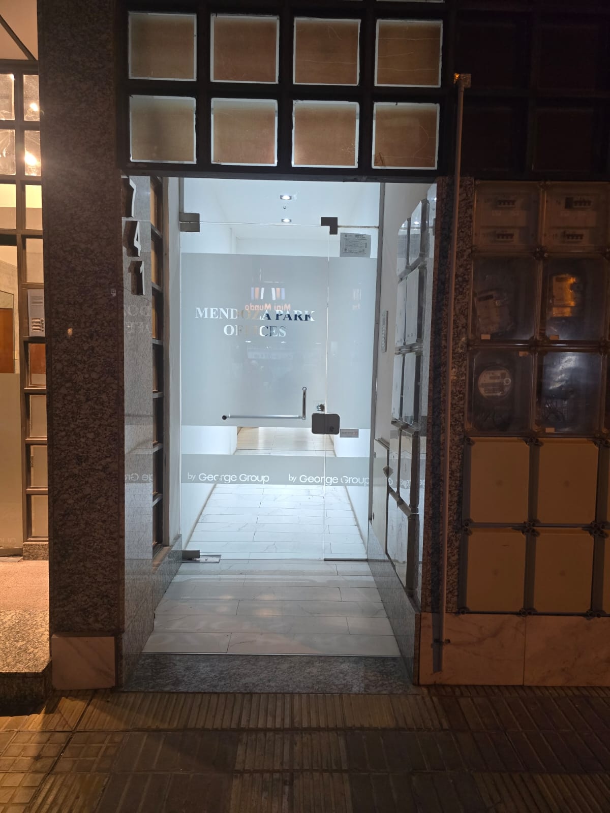 Entrada vidriada iluminada del edificio